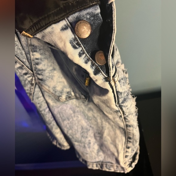 Vibrant M.i.U// Denim acid washed dungaree shorts, faux leather straps - Picture 3 of 3